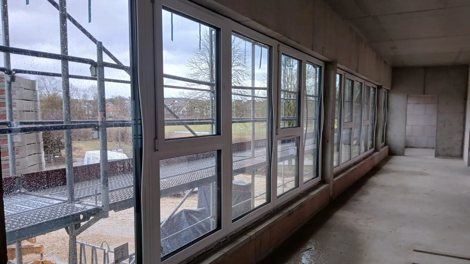 Die Schreinerei Moshammer baute die Fenster im entstehenden Kindergarten ein. (Foto: Walter Oberhäußer)