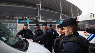 4.000 Polizisten sollen das Spiel in Paris sichern. (Foto: Franck Fife/AFP/dpa)