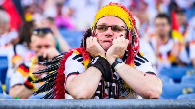 Nach dem WM-Aus könnte die miese Stimmung im Fußball auch auf andere Bereiche übergreifen.  (Foto: Tom Weller/dpa)