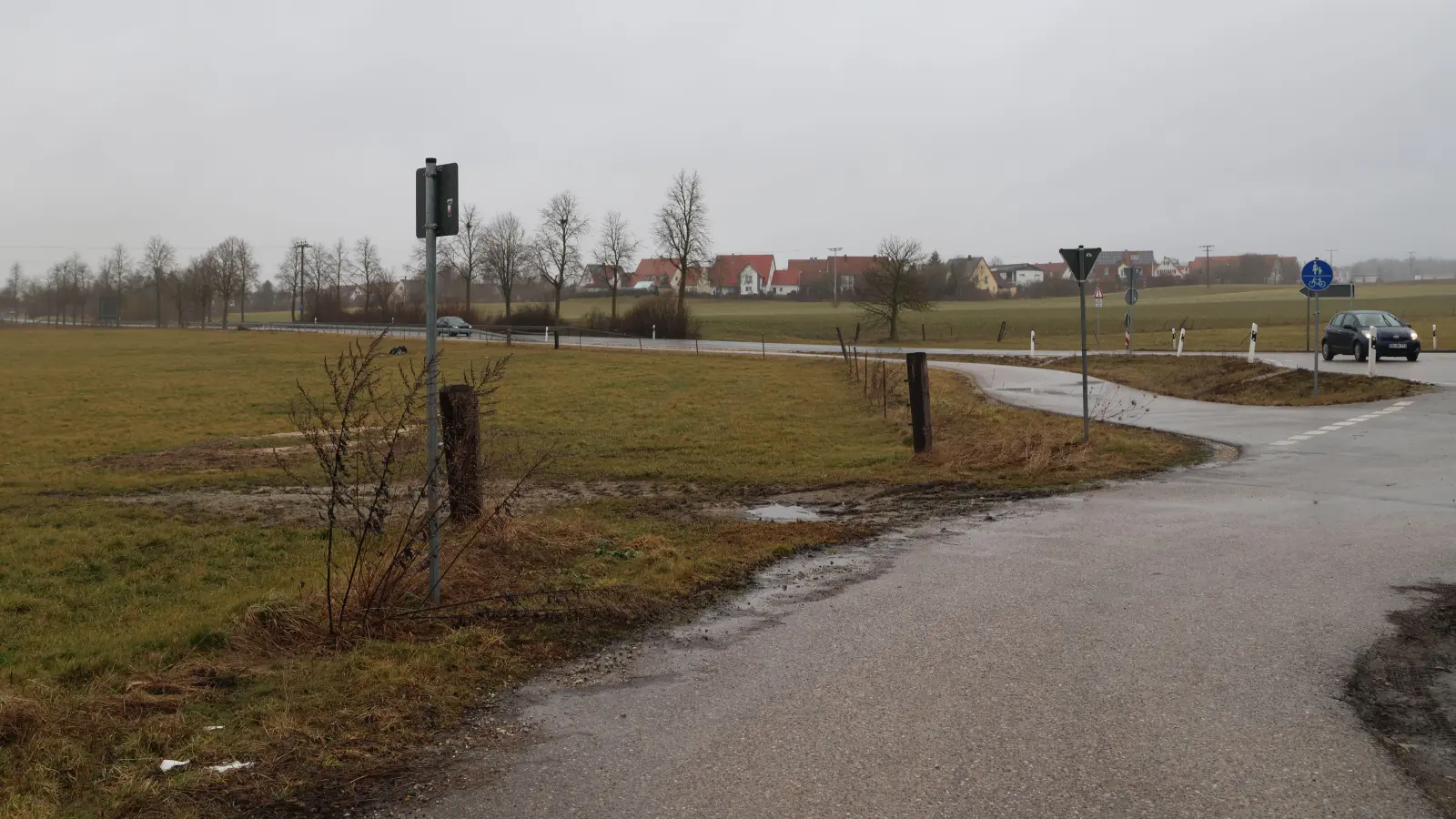 Auf dem rund 3,6 Hektar großen Gelände neben der B25 bei Neustädtlein soll eine Tankstelle entstehen. Das Wohngebiet Grillenbuck soll durch Auflagen im Bebauungsplan vor Lärm geschützt werden. (Foto: Martina Haas)