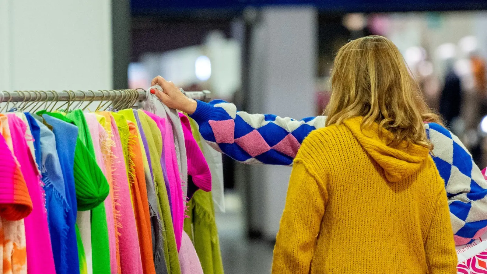 Verbraucherinnen und Verbraucher haben verschiedene Möglichkeiten, mit Preisanstiegen umzugehen: Neben dem Griff zu günstigeren Produkten und dem Aufschieben größerer Anschaffungen gewinnt das Feilschen derzeit an Bedeutung. (Foto: Zacharie Scheurer/dpa-tmn)