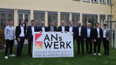 Vor dem Answerk (von links): Gründer Robert Roth, Dr. Michael Reinhart (Sparkasse), Manfred Niederauer (Schüller Möbelwerk), Rüdiger Busch (Answerk), Landrat Dr. Jürgen Ludwig, Oberbürgermeister Thomas Deffner, Stadt-Wirtschaftsförderer Christoph Albrecht, Hermann Meckler (Kreisverband der Genossenschaftsbanken), Kreis-Wirtschaftsförderer Thomas Merkel sowie die Gründer Vincent Wacker und Lukas Fehrenbach. (Foto: Oliver Herbst)