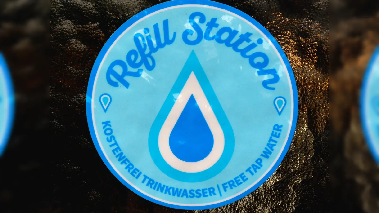 Hier gibt’s kostenfreies Trinkwasser: So sieht der „Refill“-Aufkleber aus. (Foto: Jim Albright)