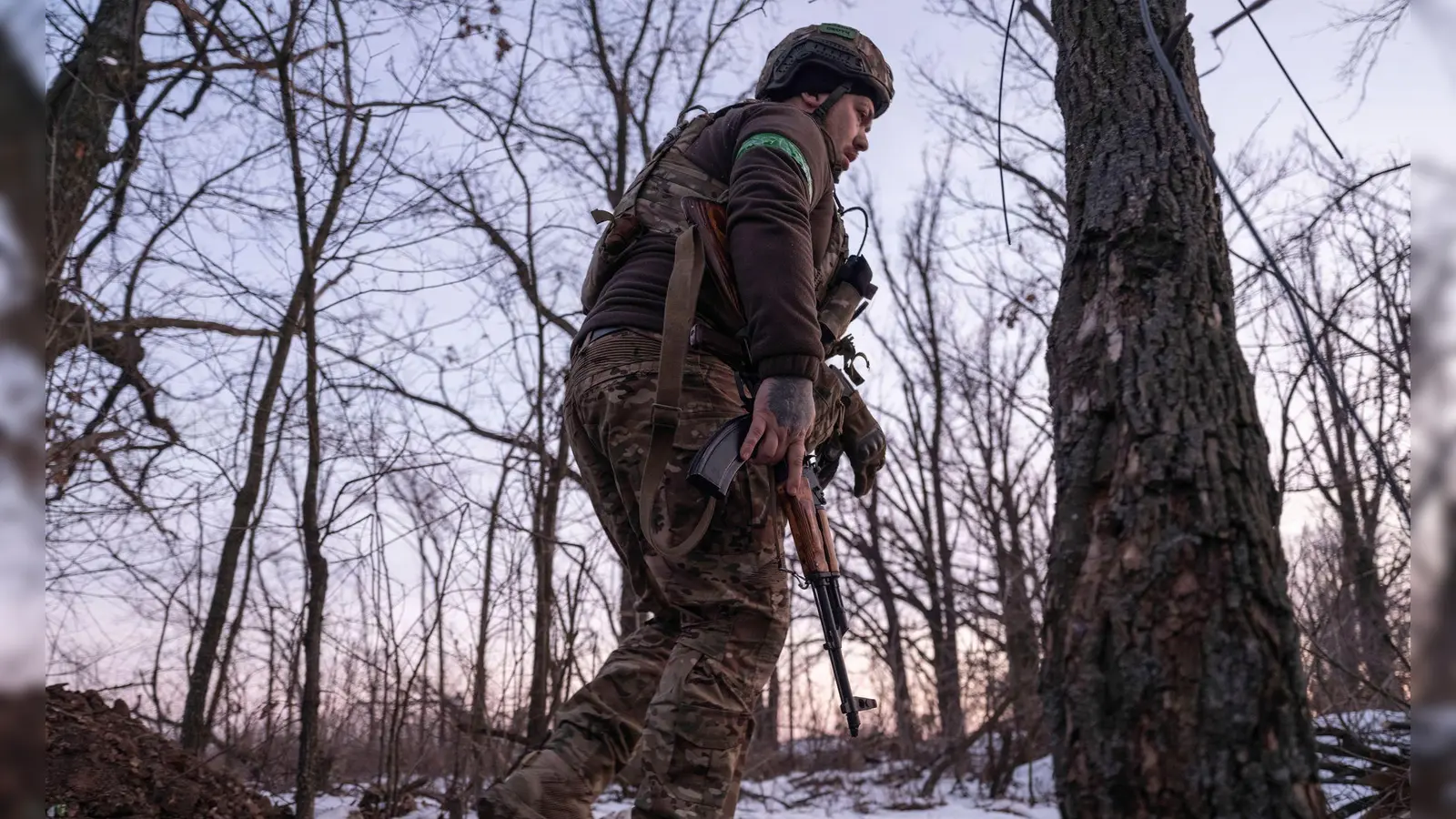 Drei Jahre nach Kriegsbeginn sagt der ukrainische Verteidigungsminister: „Ukrainische Soldaten kämpfen um jeden Meter unseres Landes“ (Archivbild) (Foto: Iryna Rybakova/Ukrainian 93rd Mechanized brigade/AP/dpa)