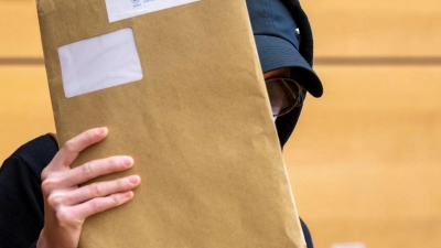 Eine der beiden Angeklagten (31) betritt den Sitzungssaal im Landgericht. (Foto: Heiko Becker/dpa)