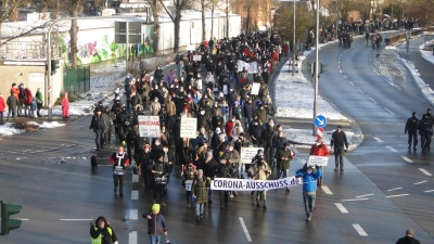 Eine der Demonstrationen gegen die Corona-Impfung im Januar 2022. Gegen die Auflagen der Stadt gingen die Veranstalter regelmäßig vor dem Verwaltungsgericht vor. (Foto: Alexander Biernoth)