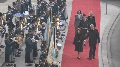 Königin Silvia wurde bei ihrem Besuch in München festlich begrüßt. (Foto: Felix Hörhager/dpa)