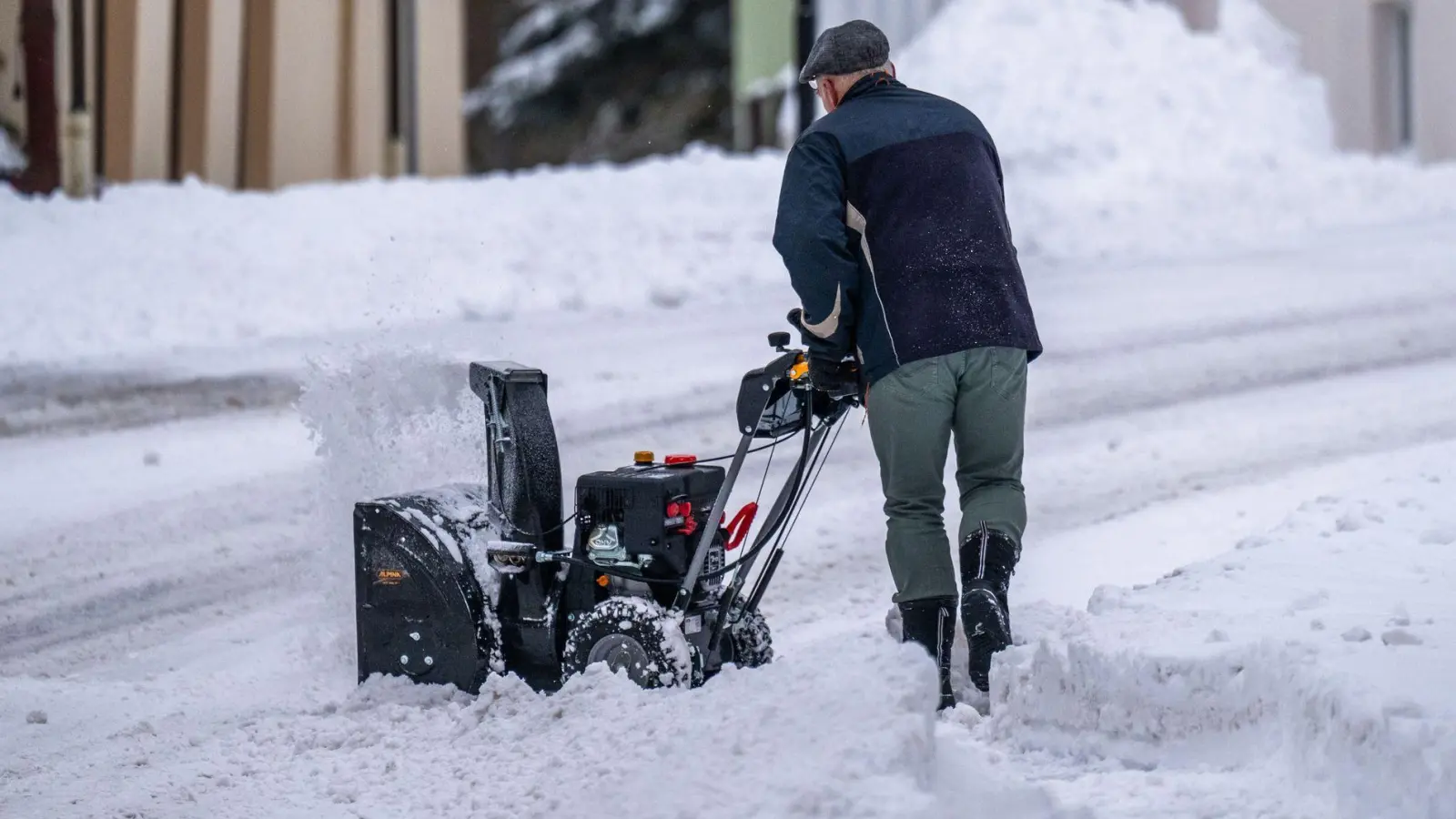 Selbst machen oder Dienstleister beauftragen? Wer sich beim Schneeschieben für letzteres entscheidet, kann nicht nur Zeit, sondern auch Steuern sparen. (Foto: Kristin Schmidt/dpa-Zentralbild/dpa-tmn)