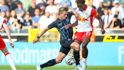 Joane Gadou (rechts, im Salzburger Trikot) ist mit 1,95 Metern ein robuster Innenverteidiger. (Archivbild) (Foto: Bruno Fahy/Belga/dpa)