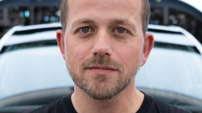 Der Werksleiter der Tesla-Fabrik in Grünheide, André Thierig, äußert sich zur Entlohnung. (Archivbild) (Foto: Sebastian Gollnow/dpa)