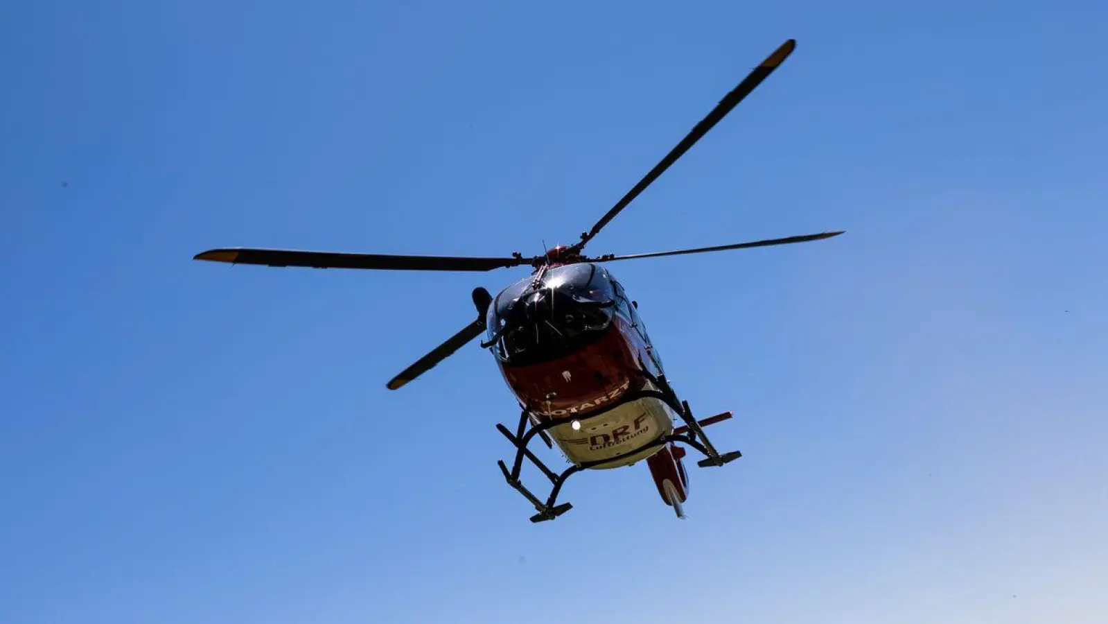 Ein Mann, der beim Dachdecken abgestürzt war, wurde mit dem Hubschrauber ins Krankenhaus geflogen. (Symbolbild) (Foto: Philipp von Ditfurth/dpa)