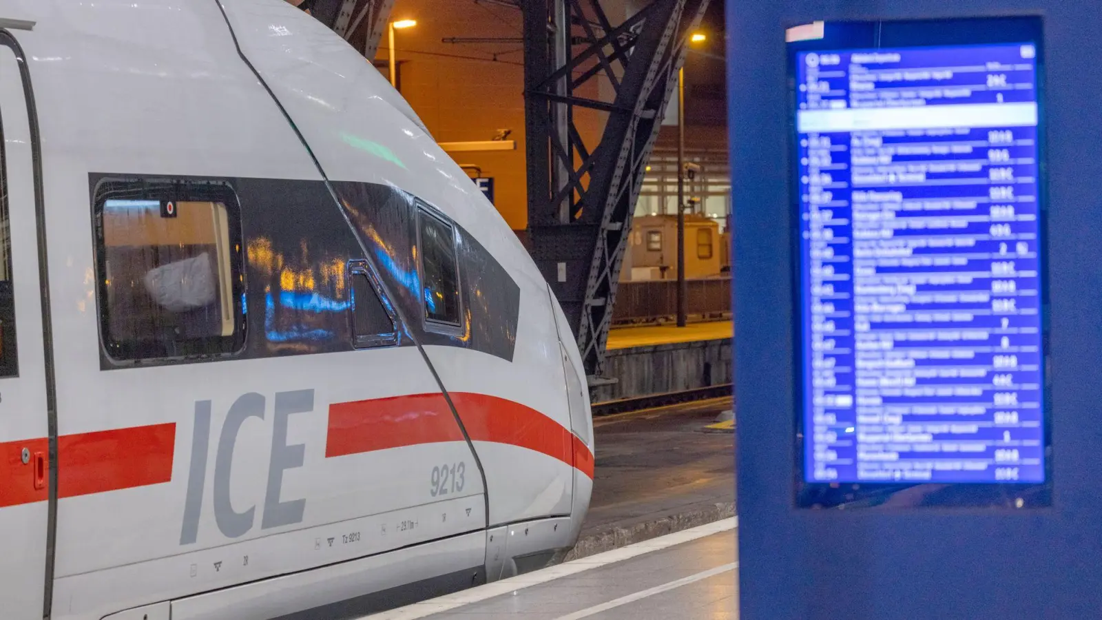 Ab Mitte Oktober können Bahnreisende ihre Tickets ein Jahr im Voraus buchen. (Archivbild) (Foto: Thomas Banneyer/dpa)