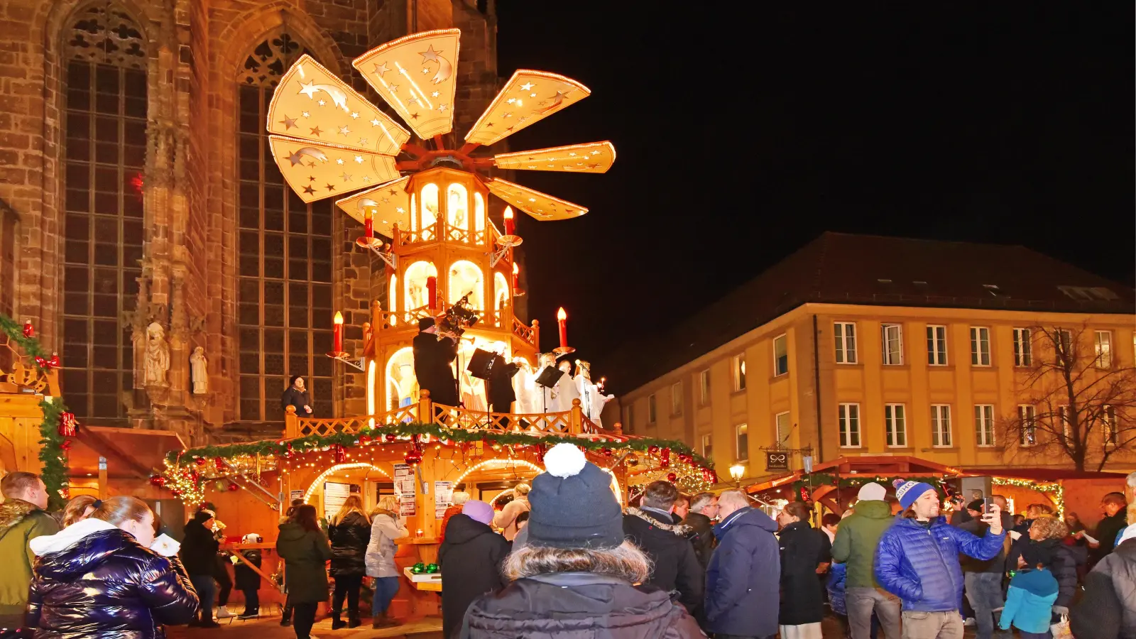 Die Pyramide gehört zu den großen Hinguckern am Ansbacher Weihnachtsmarkt. (Foto: Sarina Schwinn)