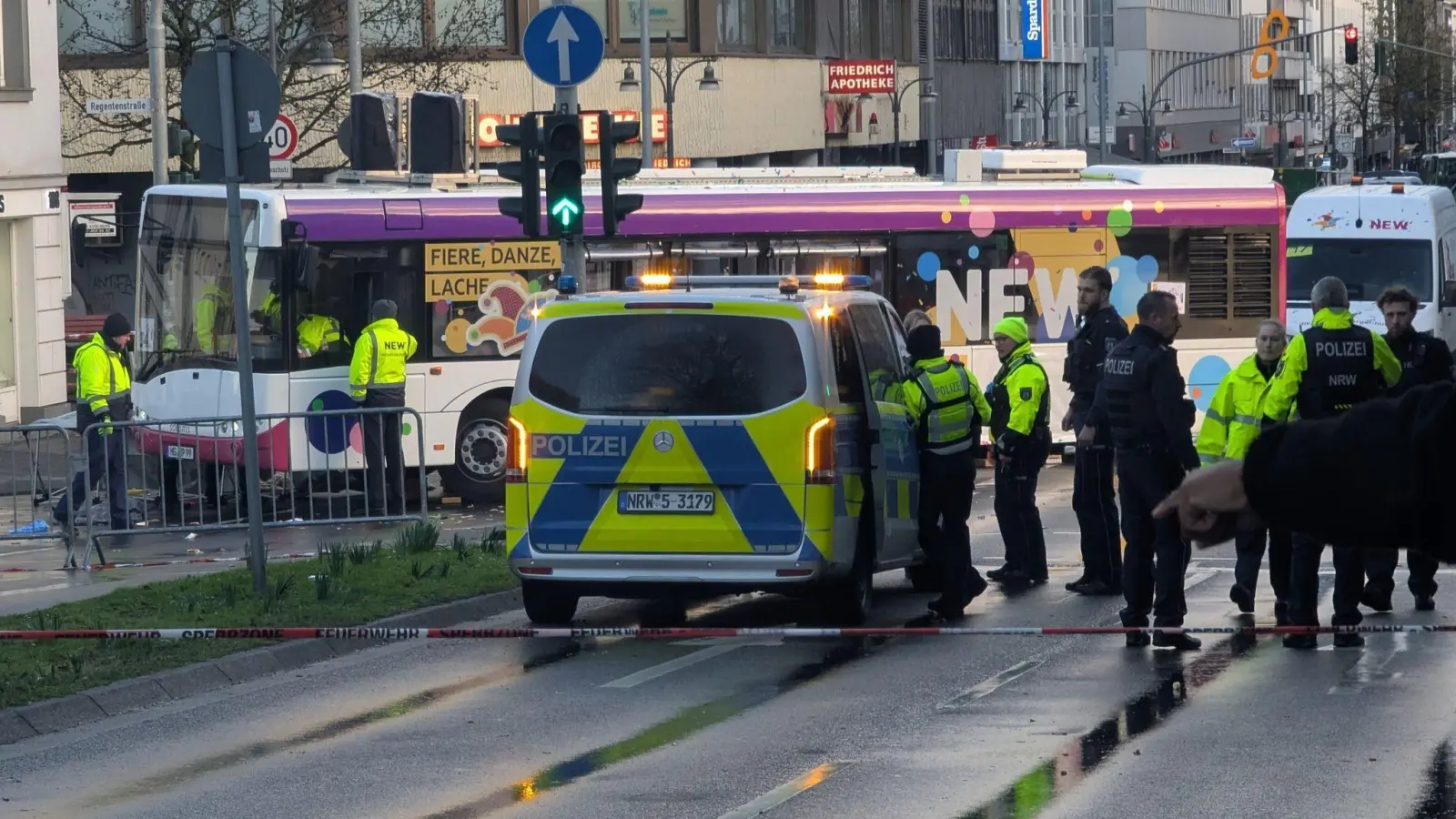 Der schwere Unfall passierte beim Mönchengladbacher Veilchendienstagszug.  (Foto: Michael Pollert/dpa)