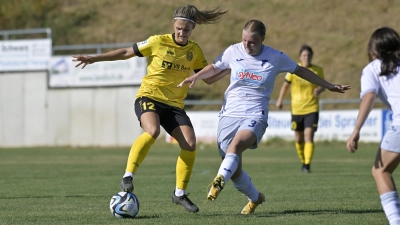 Anna Hofrichter (links, hier aus der Vorsaison gegen Hoffenheim II) will nach langer Verletzungspause bald wieder am Ball sein. (Foto: Martin Rügner)