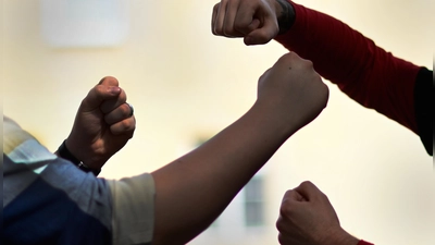 Aus einer verbalen Auseinandersetzung hat sich zwischen den Angeklagten und dem Geschädigten eine Schlägerei entwickelt. Letzterer ging dabei zu Boden und wurde mit Tritten malträtiert. (Symbolfoto: Anna Beigel)