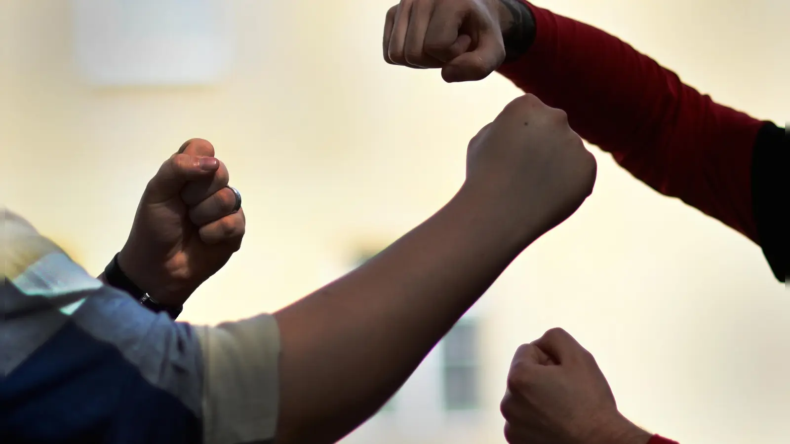 Wohl wegen Eifersucht setzte es am Samstagabend im Gemeindebereich von Geslau Hiebe. (Symbolbild: Anna Beigel)