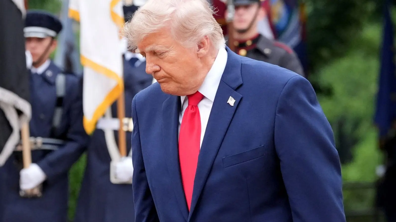 Gericht prüft Trumps umstrittenen Vergleich. (Archivbild) (Foto: Alex Brandon/AP/dpa)