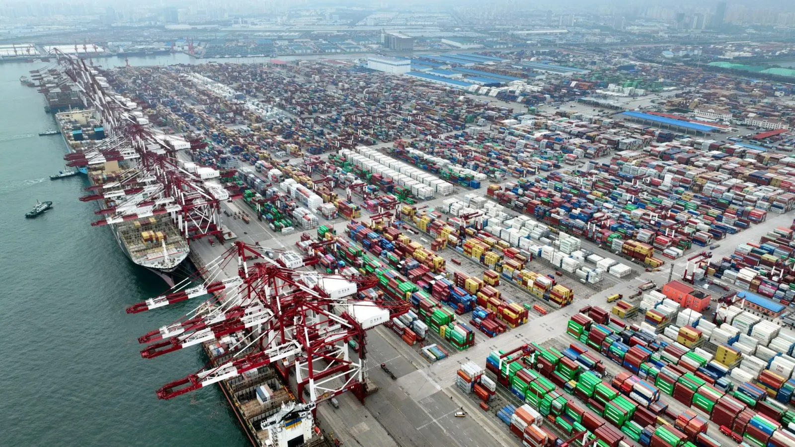 Blick auf den afen von Qingdao in der ostchinesischen Provinz Shandong. (Foto: Li Ziheng/Xinhua/dpa)