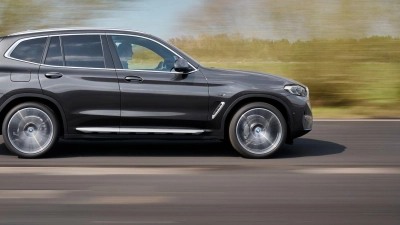 Komfortabel gleiten oder dynamische Attacke? Der BMW X3 beherrscht beide Gangarten und ist gut verarbeitet - worauf aber sollten Gebrauchtkäufer achten? (Foto: Tom Kirkpatrick/BMW AG/dpa-tmn)