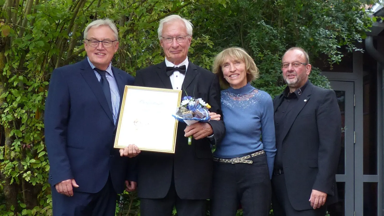 Der Sängerkreis-Vorsitzende Norbert Schmidt (von links), Ehren-Kreischorleiter Helmut Lammel, Ehefrau Ursula Lammel und der Vizepräsident des Fränkischen Sängerbundes Wolfram Brüggemann. (Foto: Andreas Frey)