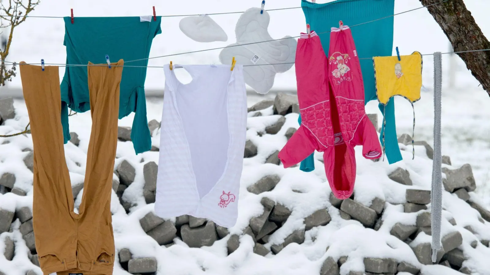 Wäsche trocknet im Freien auch an frostigen Tagen. (Foto: Armin Weigel/dpa/dpa-tmn)