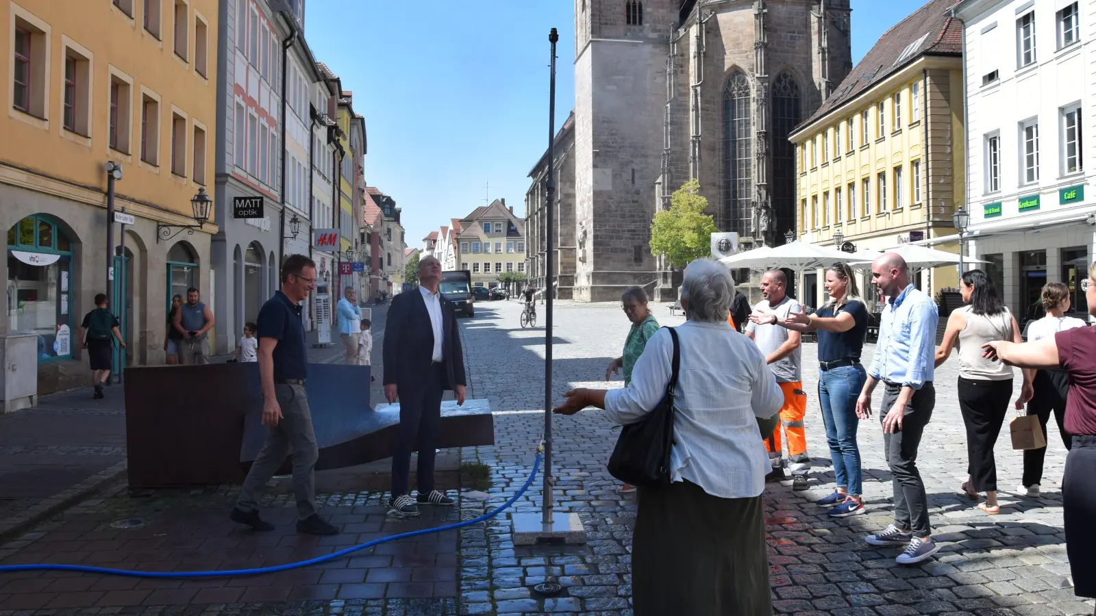 Ein Standfuß, ein Rohr, ein Schlauch, Sprühdüsen und ein Wasseranschluss: Aus mehr Komponenten besteht die städtische Sprühnebelanlage nicht. (Archivbild: Florian Schwab)