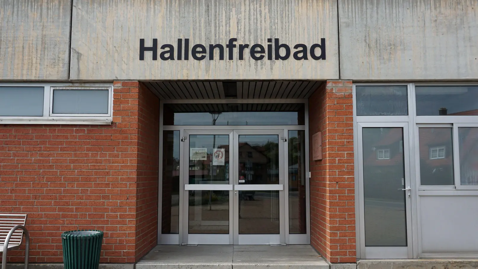 Das Hallenbad Wilhermsdorf wird am Landtagswahltag zum Wahllokal 003 der Marktgemeinde. Dieses Wahllokal hat die „Forschungsgruppe Wahlen“ FGW als eines von drei Wahllokalen im Stimmkreis Neustadt a.d. Aisch-Bad Windsheim, Fürth-Land (510) für die Nachwahlbefragung ausgesucht. (Foto: Heinz Wraneschitz)