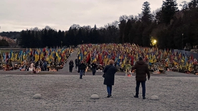 Das Marsfeld in Lwiw – der Soldatenfriedhof – wächst traurigerweise stetig weiter. Immer wieder fallen zahlreiche junge Kämpfer für die Ukraine. (Foto: Christian Hofmann)