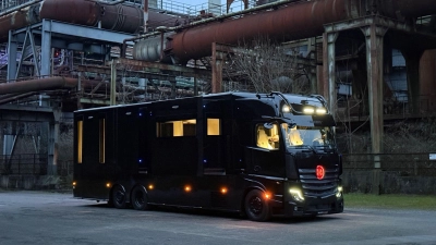 Der Tuner Brabus aus Bottrop hat den Schwerlaster Actros von Mercedes als Big Boy zum Wohnmobil der Luxusklasse aufgerüstet. (Foto: Thomas Geiger/dpa-tmn)