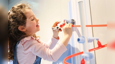 Trotz gedämpfter Kauflaune blickt die Spielwarenbranche optimistisch aufs Weihnachtsgeschäft.   (Foto: Daniel Löb/dpa)