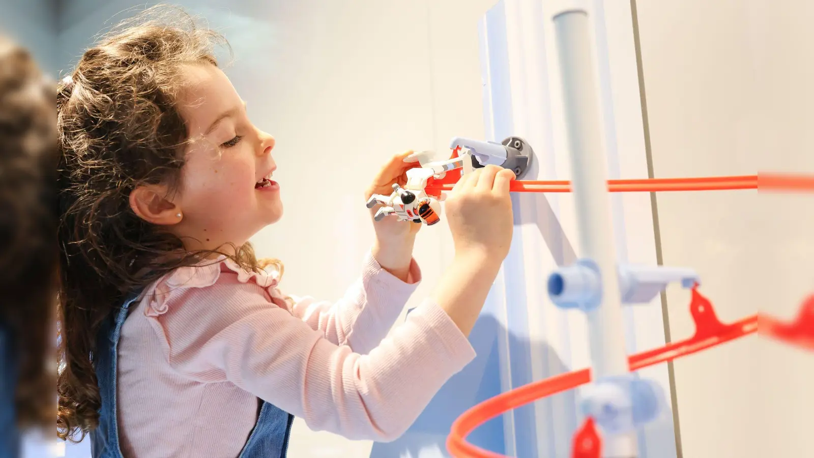 Trotz gedämpfter Kauflaune blickt die Spielwarenbranche optimistisch aufs Weihnachtsgeschäft.   (Foto: Daniel Löb/dpa)