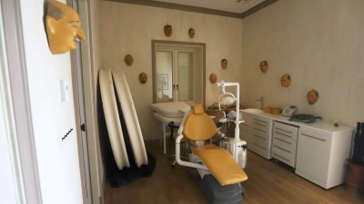 Ein Zahnarztstuhl in der Epstein-Villa. (Foto: Uncredited/House Oversight Committee/AP/dpa)