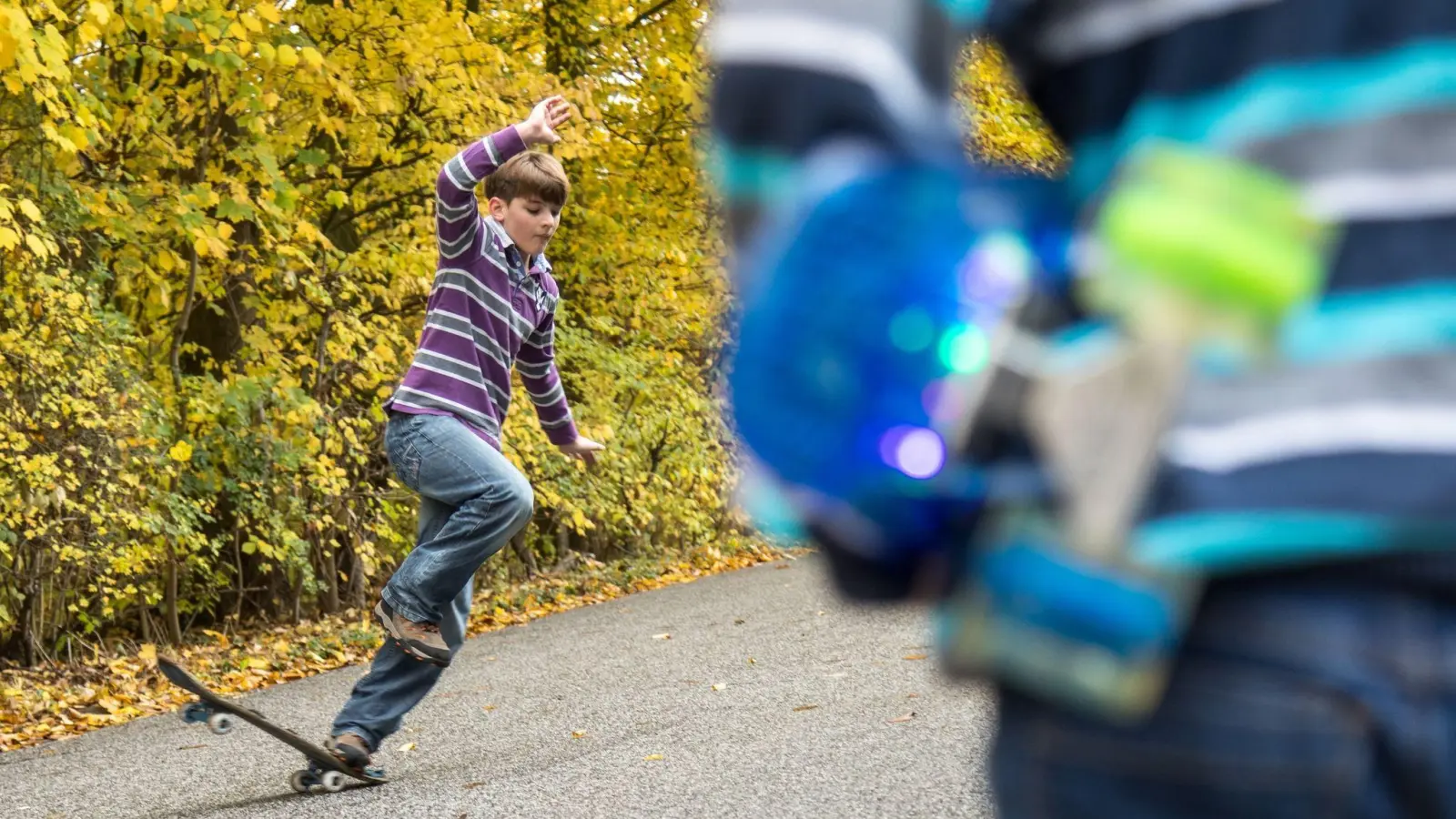 In einem bestimmten Alter sind Kinder noch nicht vollständig in der Lage, ihren Körper zu stabilisieren. Das steigert das Verletzungsrisiko. (Foto: Christin Klose/dpa-tmn)