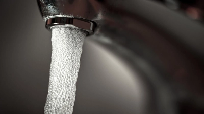 Im Landkreis Würzburg wurden E.Coli-Bakterien im Leitungswasser festgestellt. (Symbolbild) (Foto: Felix Kästle/dpa)
