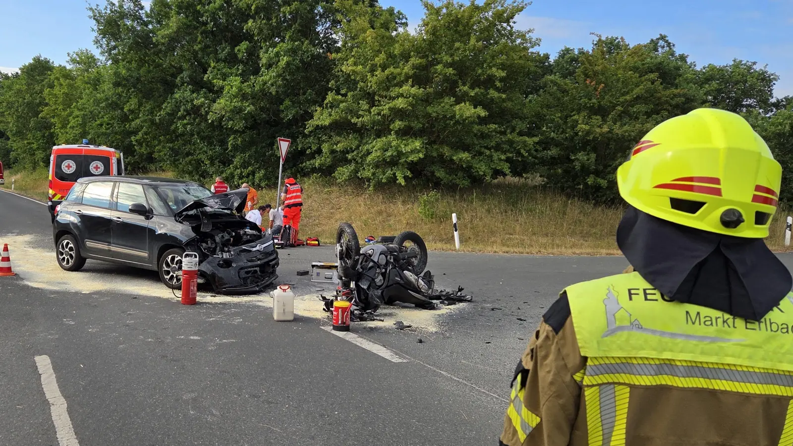 Bei einem Unfall bei Losaurach wurde eine Motorradfahrerin schwer verletzt. (Foto: Rainer Weiskirchen/Feuerwehren im Landkreis Neustadt/Aisch-Bad Windsheim)