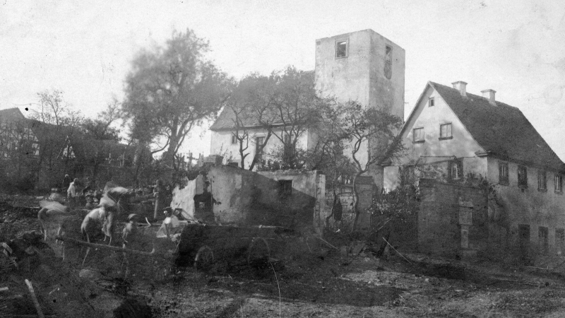 Rares fotografisches Zeugnis: Dem Kirchturm fehlte nach dem Brand die Spitze.  (Repro: Josef Seybold)