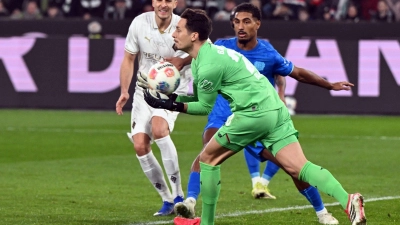 Haris Tabakovic scheiterte mit seinem Schuss zunächst an Keeper Janis Blaswich.  (Foto: Federico Gambarini/dpa)
