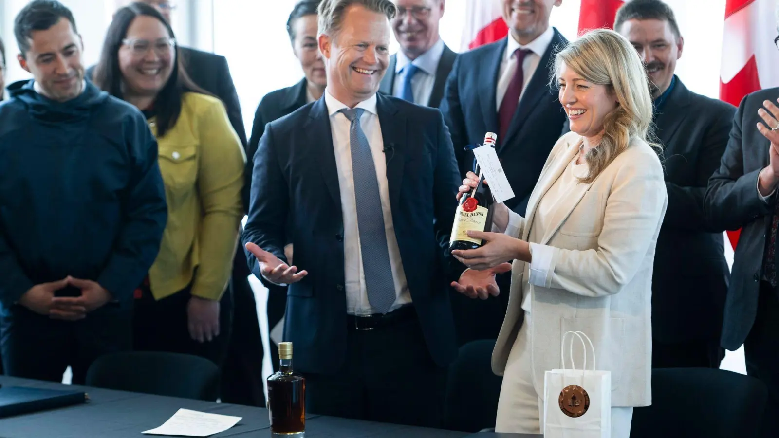 Jeppe Kofod (M), Außenminister von Dänemark, und Mélanie Joly (r), Außenministerin von Kanada. (Foto: Justin Tang/The Canadian Press/AP/dpa)