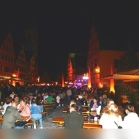 Partystimmung in den Straßen, gute Musik und Shows zum Nulltarif auf verschiedenen Bühnen – das ist während „Dinkelsbühl leuchtet” am 29. August 2026 geboten. Außerdem hat der Einzelhandel bis 21 Uhr geöffnet.  (Foto: Peter Tippl)