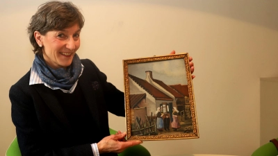 Barbara Danowski zeigt ein Bild, das sie den Hinterbliebenen des Urhebers überlassen möchte. (Foto: Oliver Herbst)