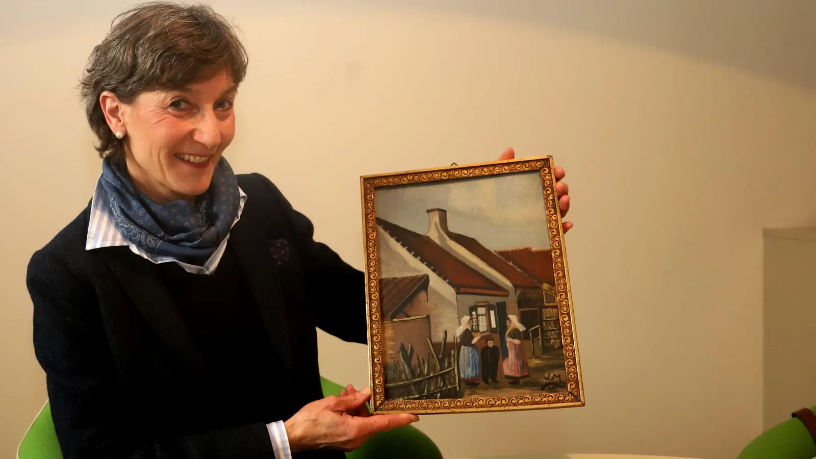 Barbara Danowski zeigt ein Bild, das sie den Hinterbliebenen des Urhebers überlassen möchte. (Foto: Oliver Herbst)