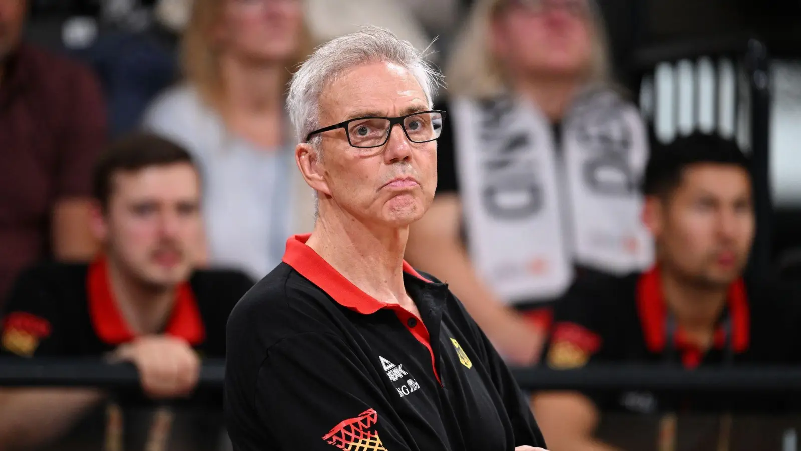 Deutschlands Bundestrainer Gordon Herbert steht am Spielfeldrand. (Foto: Daniel Reinhardt/dpa/Archivbild)