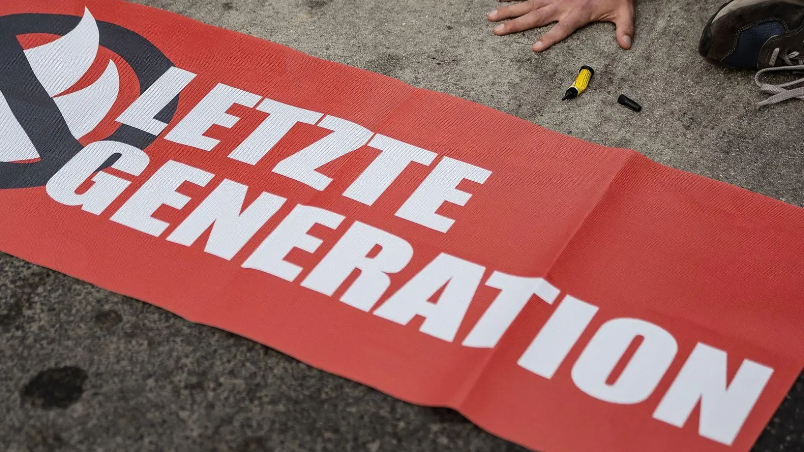 Die Letzte Generation spricht hinsichtlich der Ermittlungen stets von einem Einschüchterungsversuch und beklagt, ihr Protest solle zu Unrecht kriminalisiert werden. (Foto: Swen Pförtner/dpa)