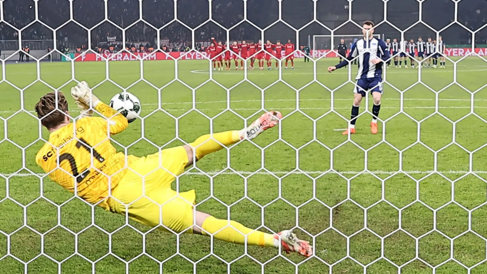 Klemens verschoss den entscheidenden Strafstoß. (Foto: Andreas Gora/dpa)