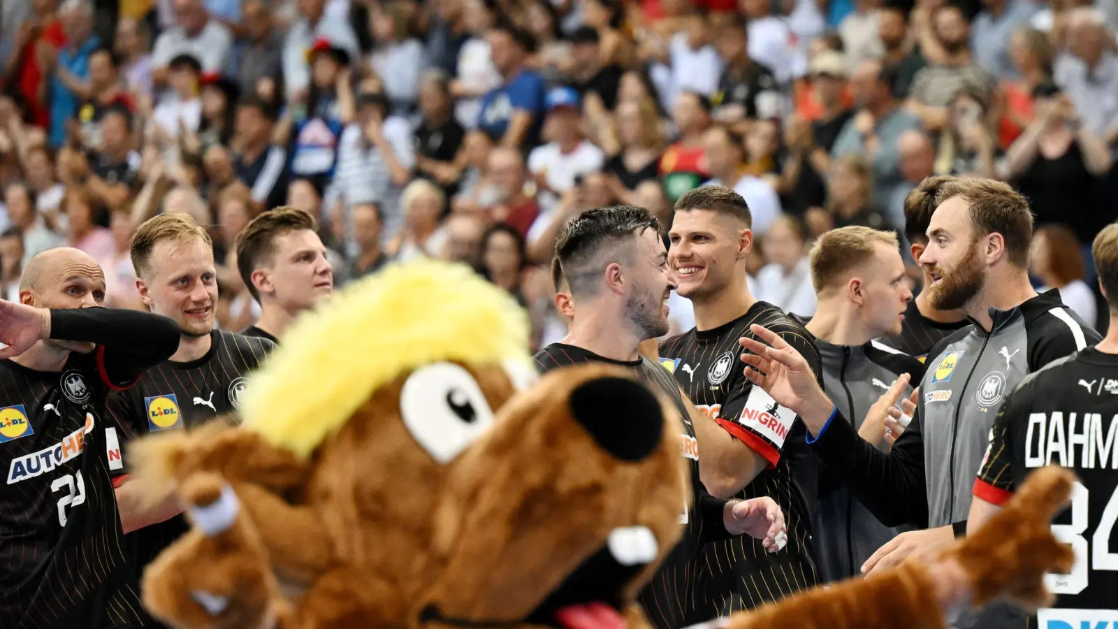 Für die deutschen Handball-Teams steht die Olympia-Generalprobe an. (Foto: Marijan Murat/dpa)