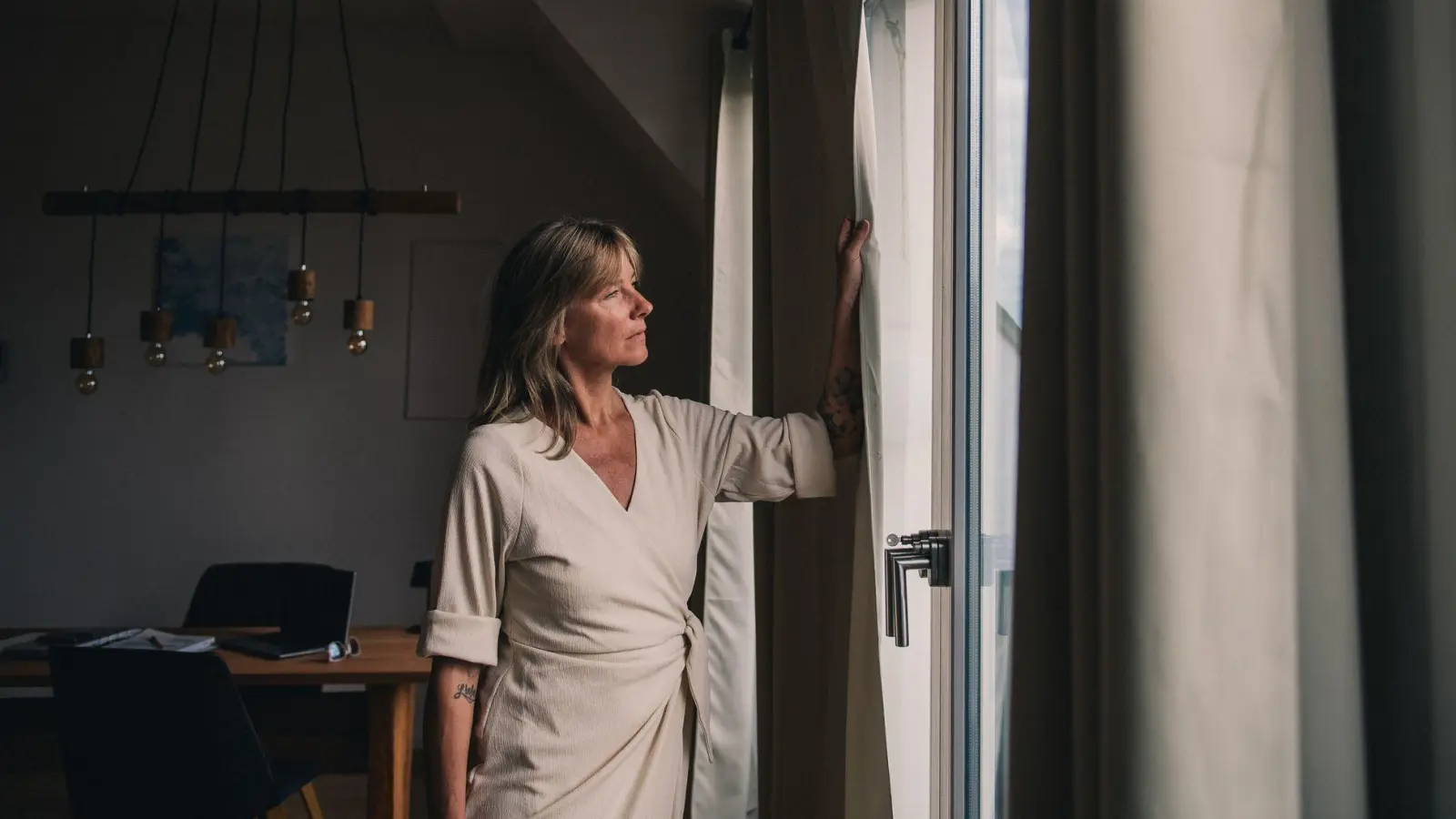 Sie können Räume kühl halten und verdunkeln - bei stark reflektierenden Sonnenschutzfolien sollten Sie aber genau überlegen, wo sie diese anbringen. (Foto: Zacharie Scheurer/dpa-tmn)