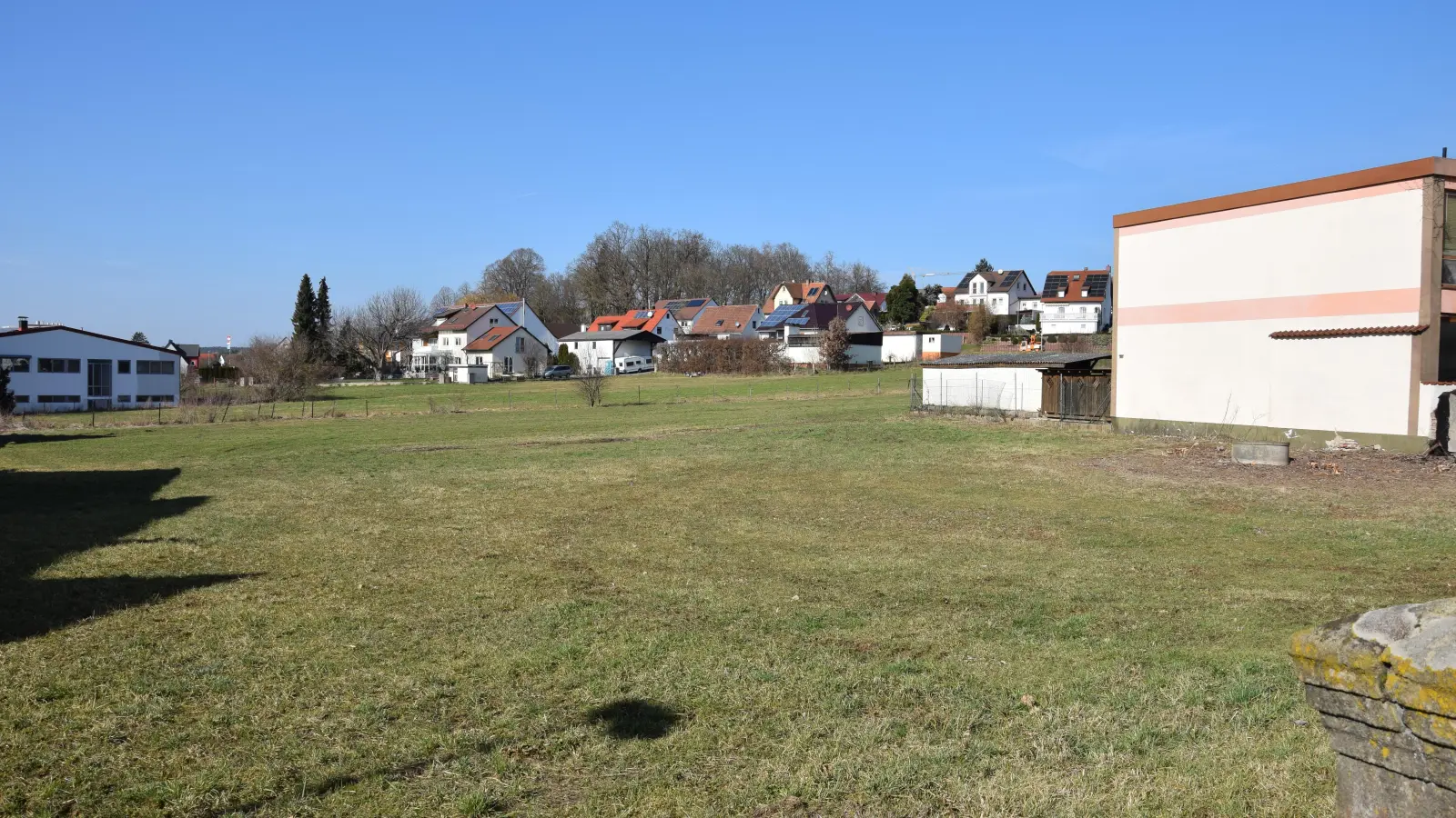 Rund 7400 Quadratmeter umfasst das vorgesehene Areal „An den Feldwiesen“ in Windsbach. Im Ortsinneren sollen nicht nur Seniorenwohnungen, sondern auch eine Tagespflege, medizinische Angebote und Gewerbeflächen entstehen. (Foto: Florian Schwab)