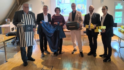 Oswald Czech wurde von Herbert Lindörfer ebenso verabschiedet wie Gabi Hofacker, Patrick Ruh und Michael Trzybinski (von links). Auch Interfranken-Geschäftsführerin Hedwig Schlund (ganz links) dankte den ausscheidenden Verbandsräten.  (Foto: Thomas Schaller)