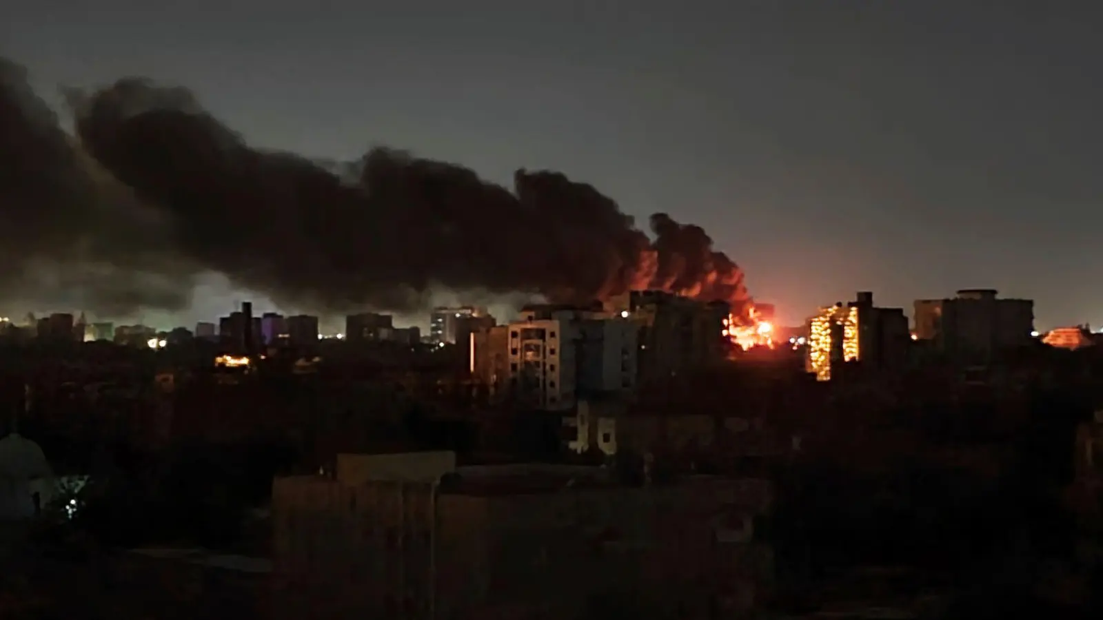 Rauch steigt über Häusern in Sudans Hauptstadt Khartum auf. Die Lage in dem Land ist unübersichtlich. (Foto: Abdullah Moneim/Abdullah Moneim/AP/dpa)